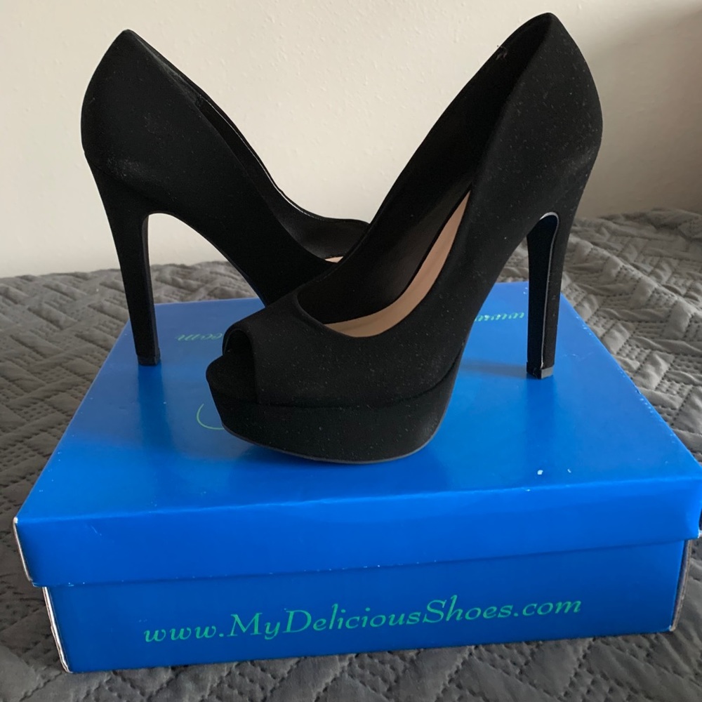 Black pumps